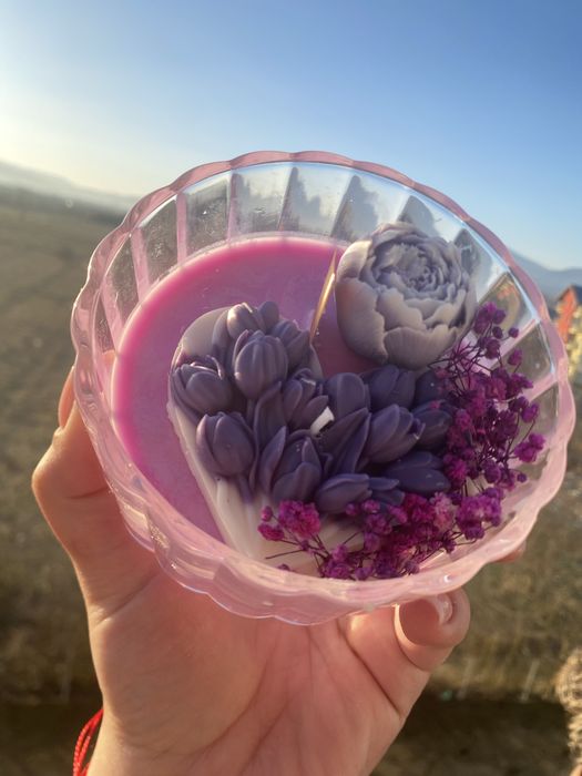 Realizez lumânări din ceară de soia naturală