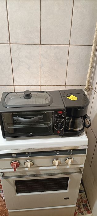 Cuptor 3 in 1,,,Nou,de 2000w,Super, pentru mic dejun.