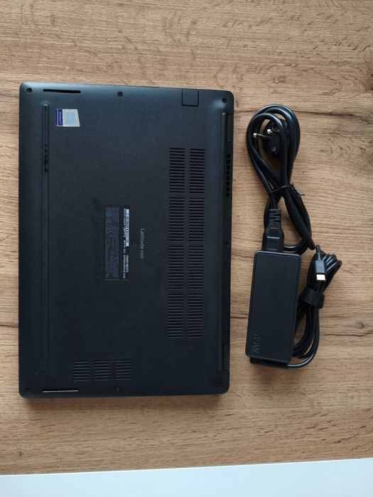 Лаптоп с тъчскрийн Dell Latitude 5300 - i5-8265U, 8GB RAM, 256.  NVMe SSD