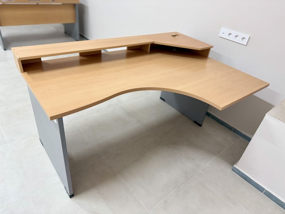 Продам б/у офисные столы!