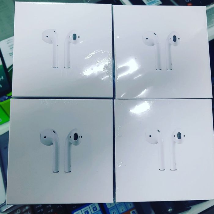 Новые AirPods в футляре
