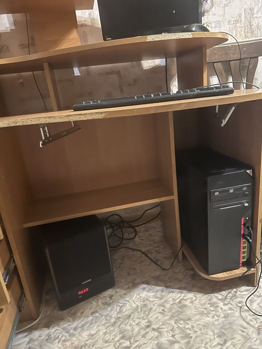 Продадим компьютерный стол