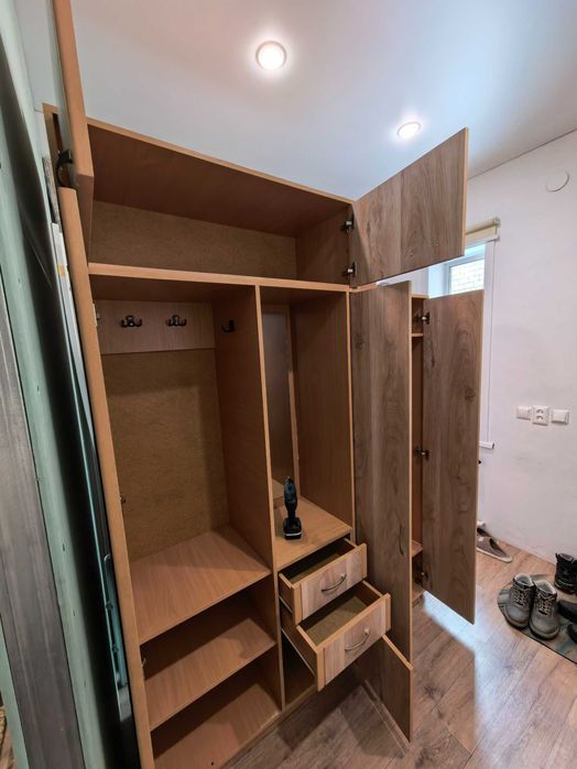 Продам шкаф в прихожую