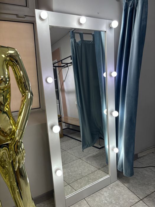 Продам зеркало с лампочками