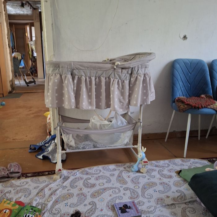 Продам коляску ходунки , колыбель и детскую кровать