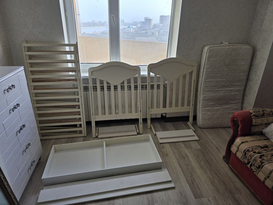 Кровать детская с комодом