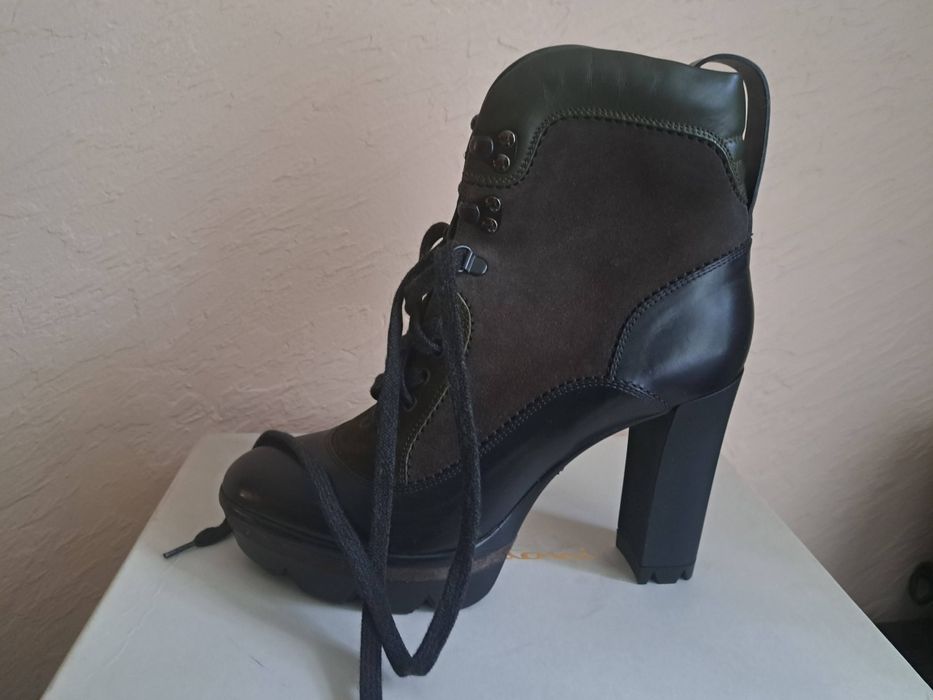 Продам ботильоны фирмы Santoni. Новые.