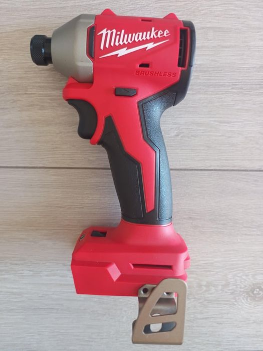 Scule profesionale Milwaukee 18V