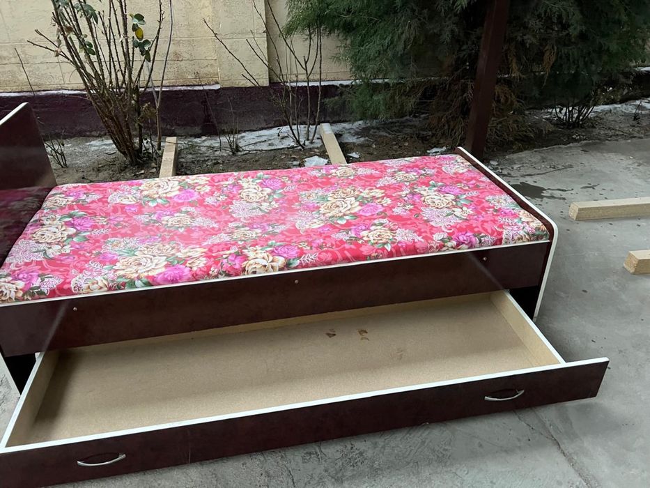 Односпальная кровать с выдвижным ящиком