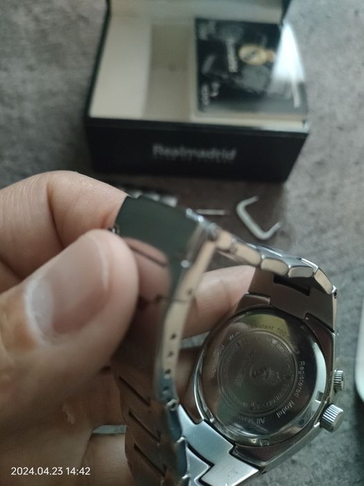 Продам фирменные ручные часы.