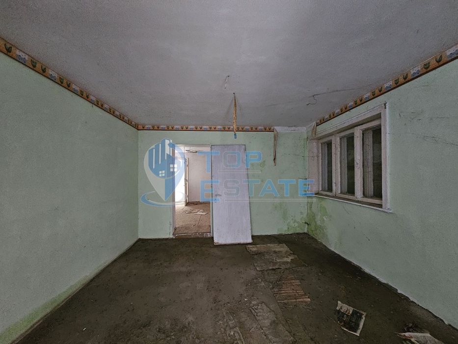 Тухлена къща с кладенец и голям двор в село Павел