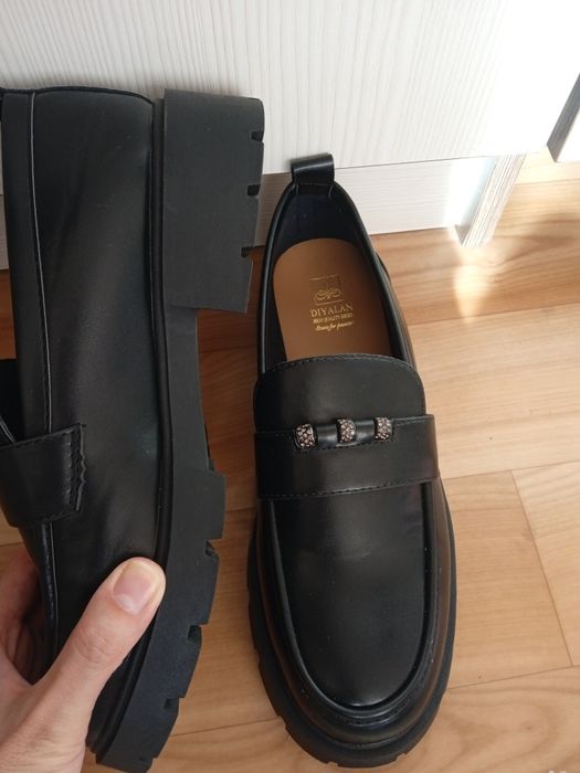 Новый черный ботинка