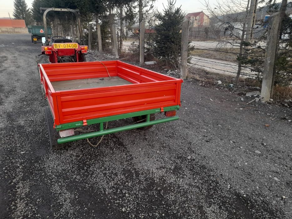 Remorca tractoras basculabila