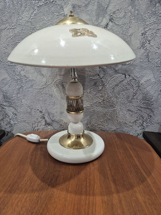 Продам настольную лампу