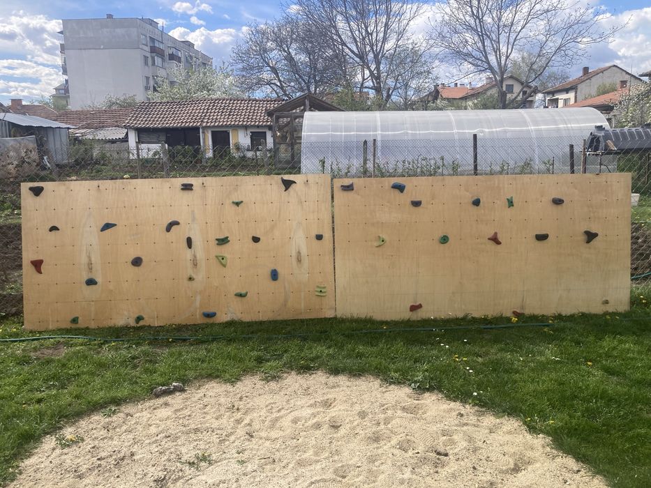 Детска стена за катерене