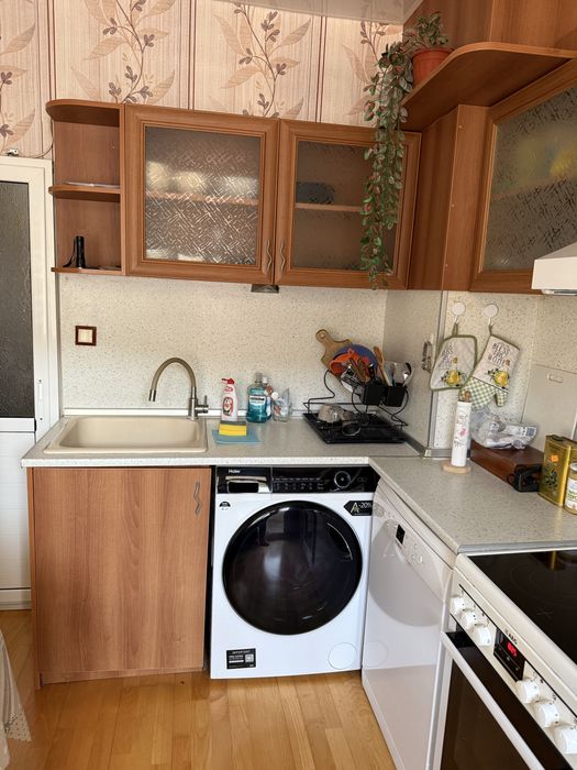 Кухня с някои уреди, канапе, маса и столове