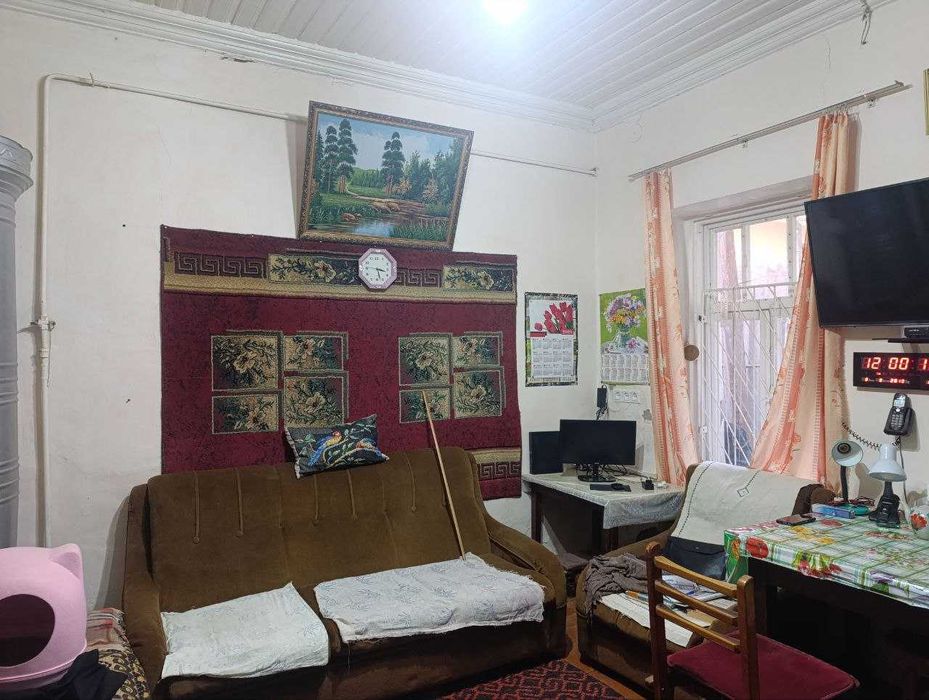 Продаётся дом в общем дворе в центре  Узбекистанская, рядом 34-я школа