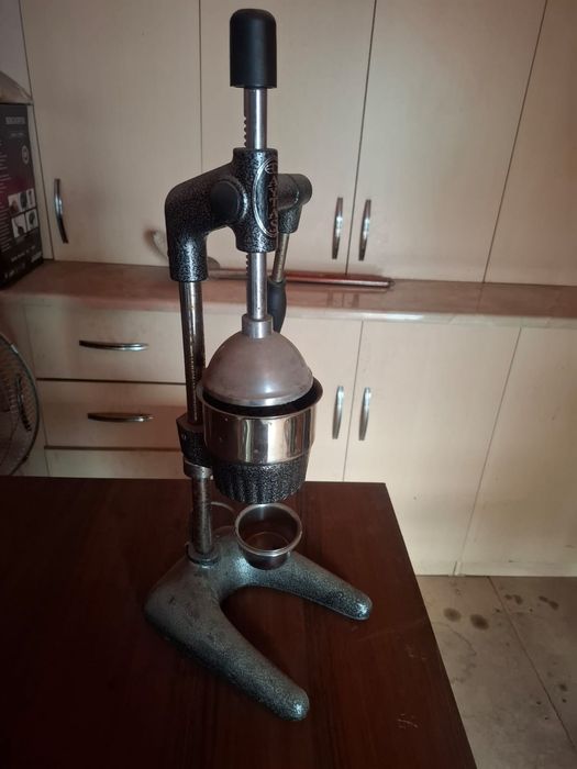 Ручная соковыжималка