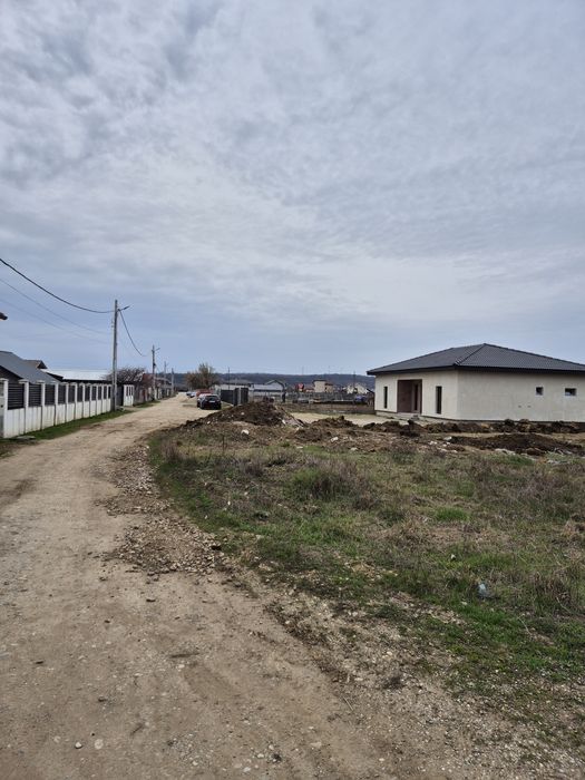 Vand teren Simian cu utilitati