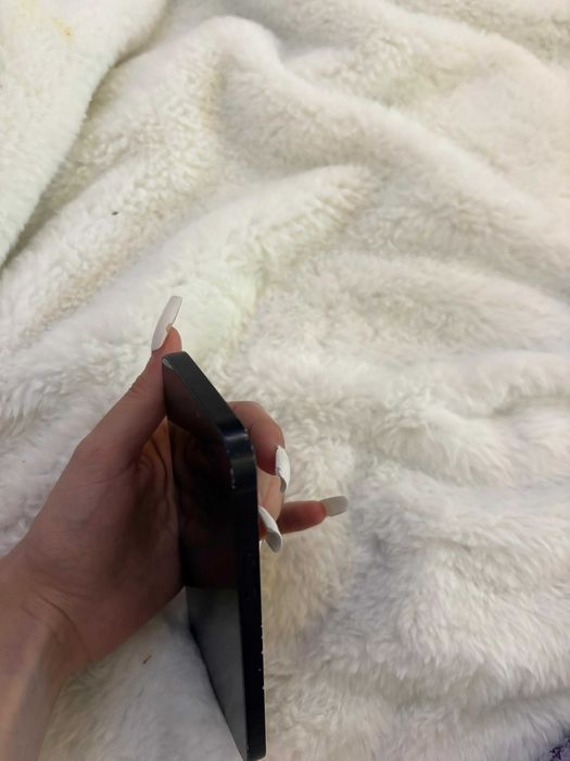 iPhone 12, funcțional, dar cu defecte.