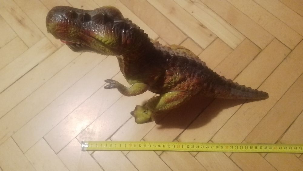 Продавам движдещ се,светещ и говорещ динозавър играчка