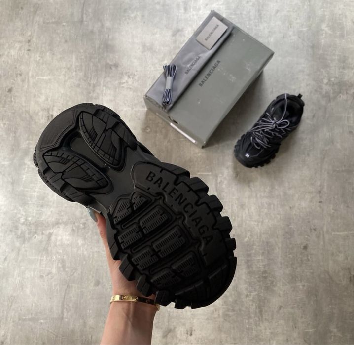 Balengiaga trak black