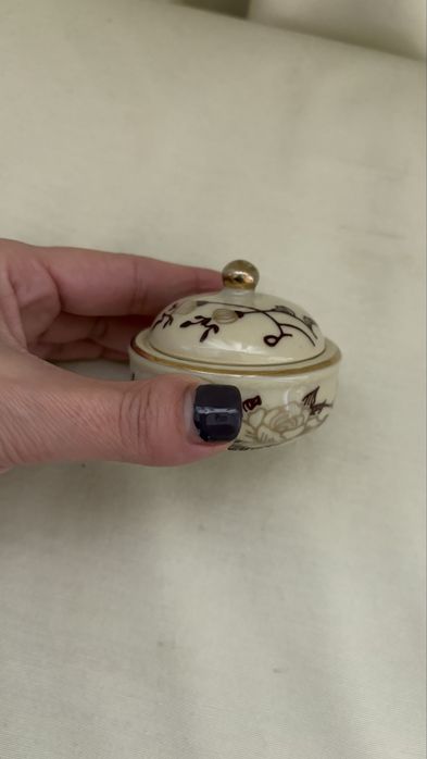 Порцеланова кутийка