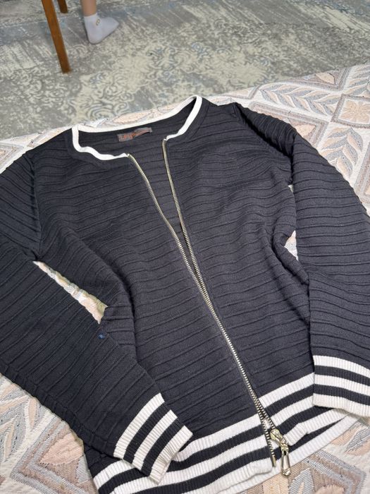 Кофта черная.