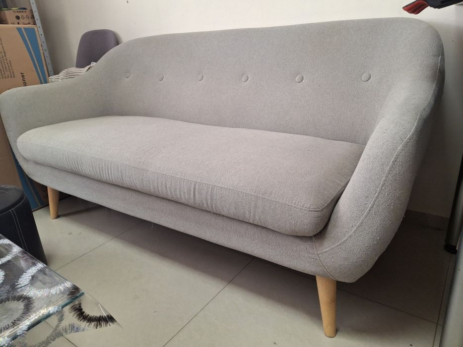 Продавам запазен диван.