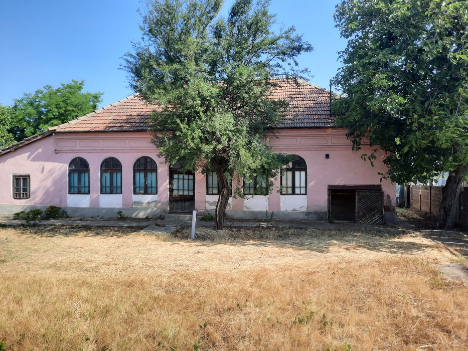 vînd casă 4 camere  la șoseaua principală