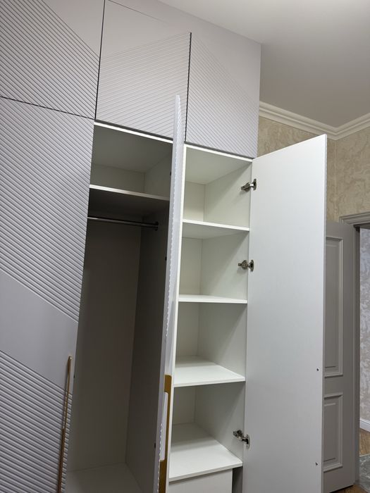 Виестительный шкаф с зеркалом