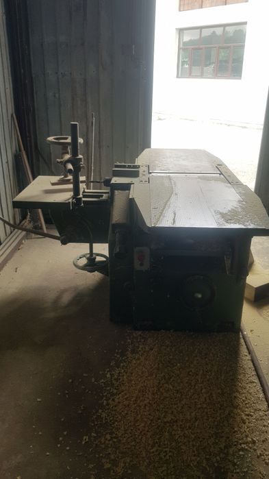 Vind sau schimb cu auto utilaje de tâmplărie lemn masiv