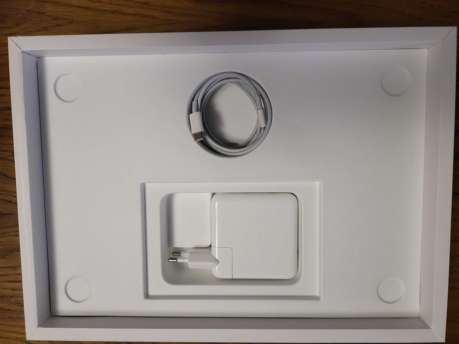 Apple MacBook Pro 13 M2 256GB 2022 MNEP3 Чисто нов