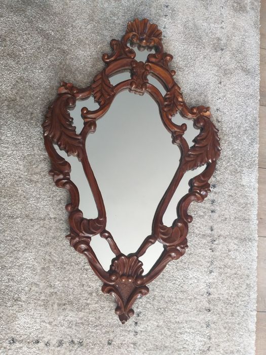 Oglindă încastrată în lemn ornamental.