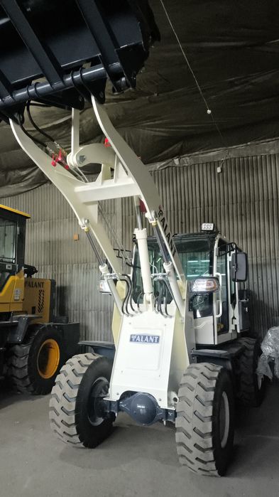 В продаже фронтальные погрузчики