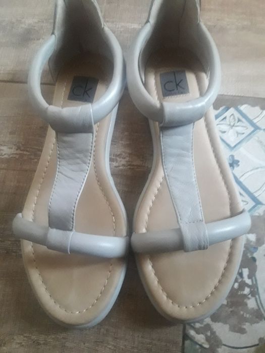 Нови сандали Calvin Klein, Levi's и Bershka