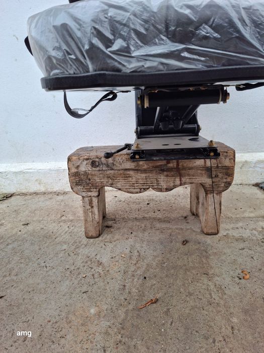 Vând scaun tractor UTB 445