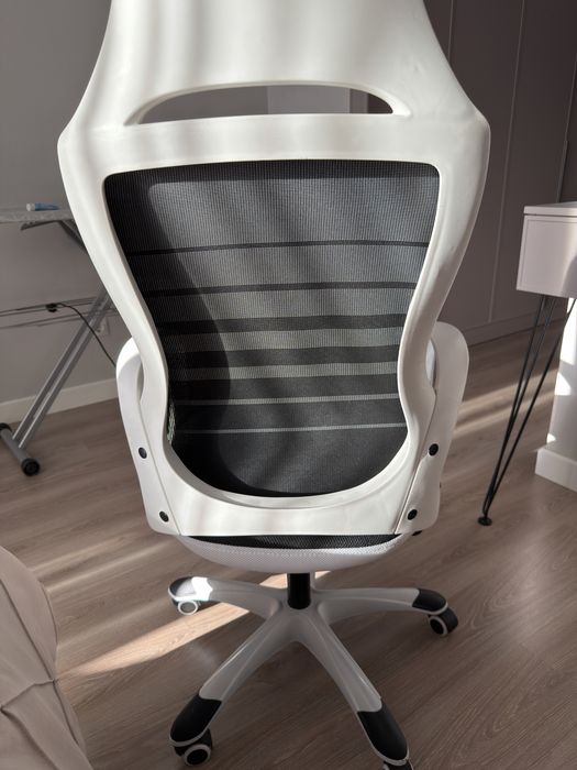 Продам кресло "Tesla White"