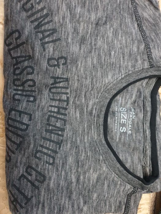 Flanele cu dungi și logo-uri