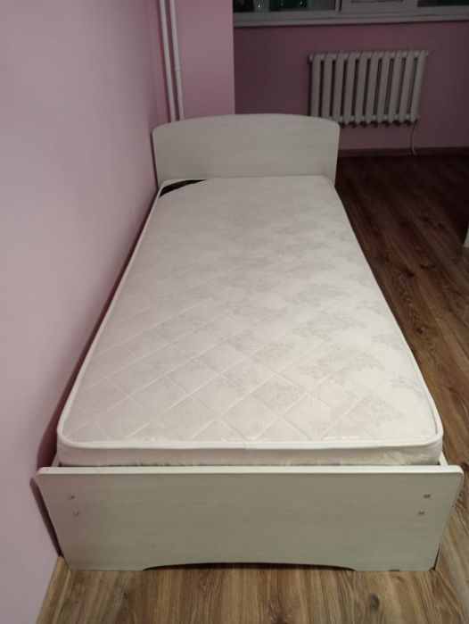 Кровать с матрасом