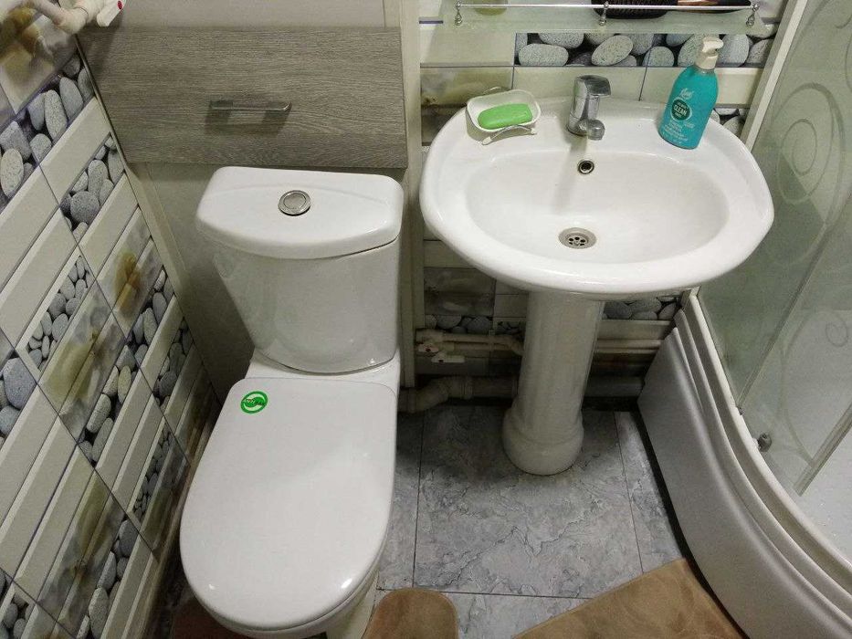 Сдаётся одна комната в двухкомнатной квартире.