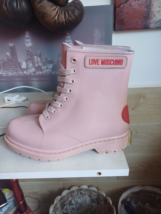 продавам  дамски  боти нови номер 39 love MOSCHINO