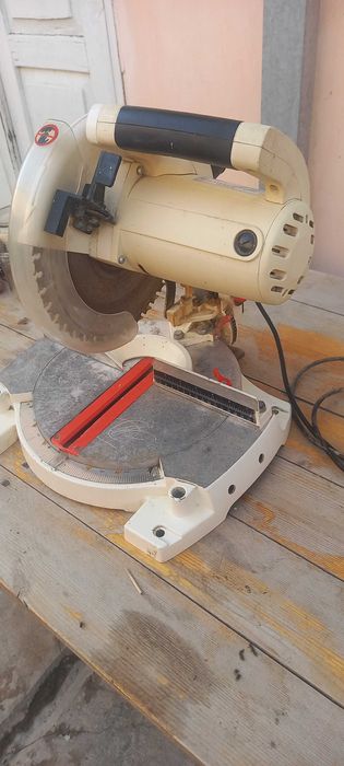 Электрический пила торцовка.