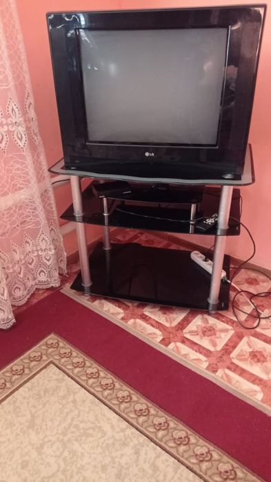 Продам телевизор с подставкой