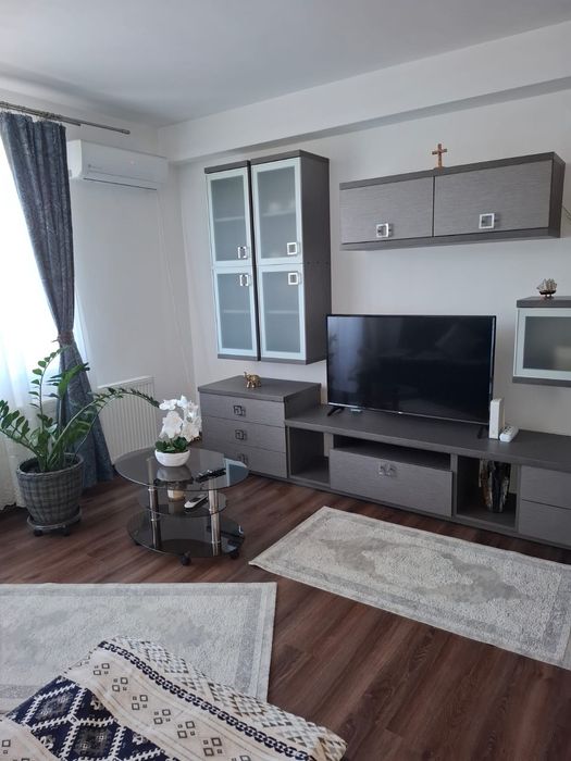 Închiriez apartament 3 camere, decomandat