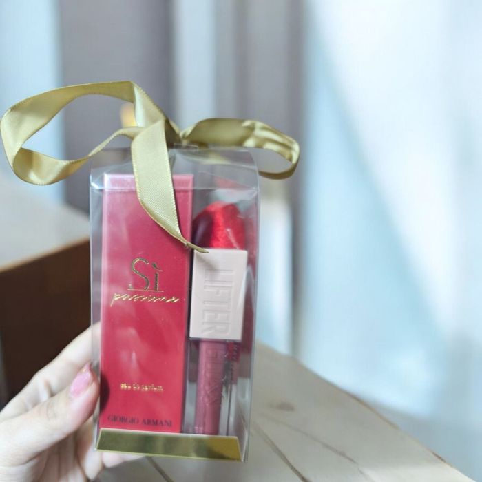 Set cadou pentru femei parfum+ruj Maybelline + inimioara de plus