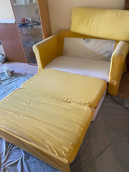 Жълт разтегателен диван от IKEA
