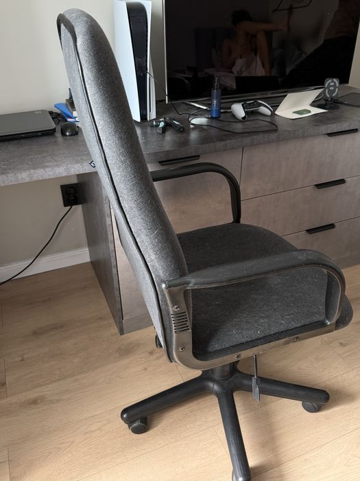 Офисное кресло на колесах