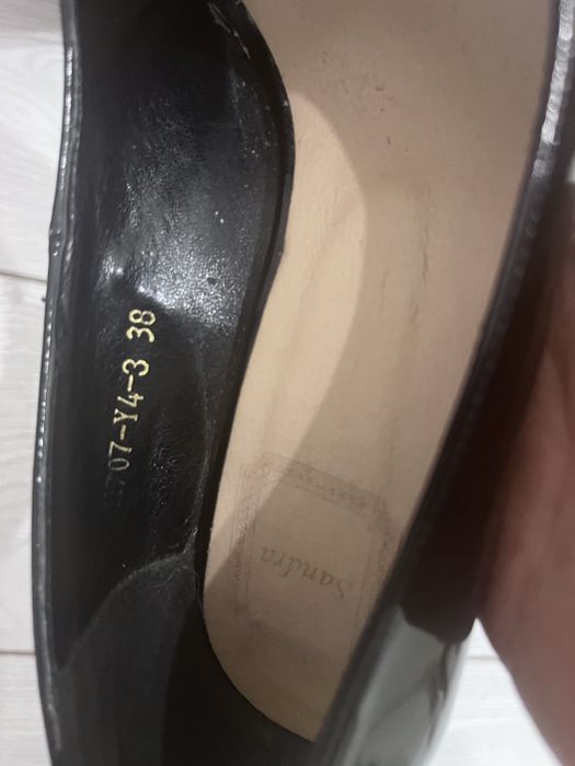 Продам лакированные туфли