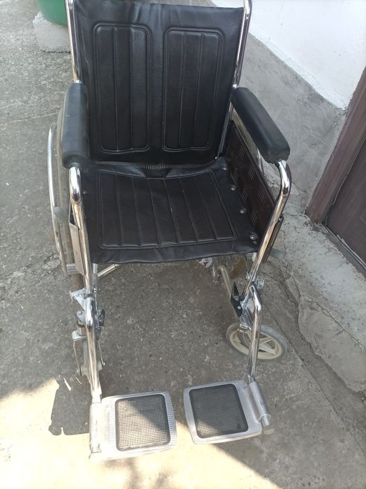 Vind 2 cariucioare pentru persoane cu dizabilitati locomotorii
